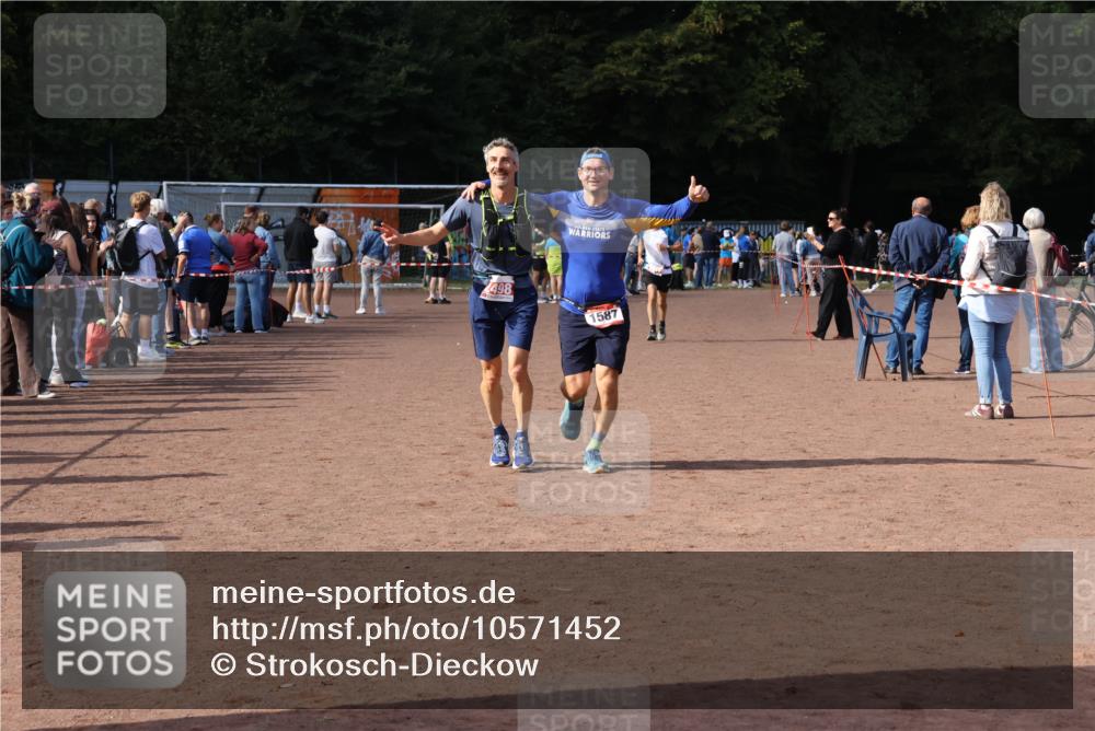 27.09.2026 - 35. Volkslauf durch das schöne Alstertal Strokosch-Dieckow http://msf.ph/oto/10571452 27.09.2026 12:19:48 Ziel 1587, 2498 meine-sportfotos.de