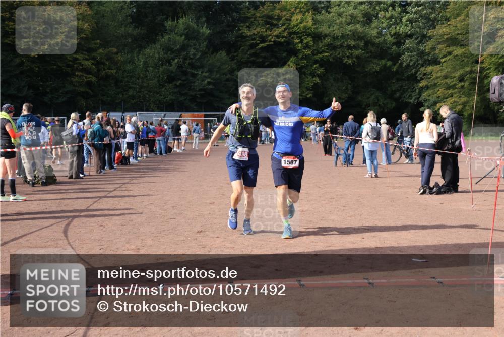 27.09.2026 - 35. Volkslauf durch das schöne Alstertal Strokosch-Dieckow http://msf.ph/oto/10571492 27.09.2026 12:19:50 Ziel 1587, 2051, 2498 meine-sportfotos.de