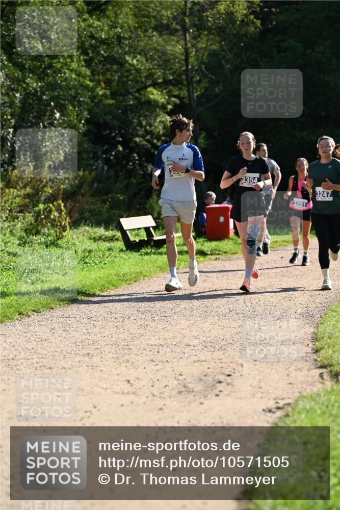 27.09.2026 - 35. Volkslauf durch das schöne Alstertal Dr. Thomas Lammeyer http://msf.ph/oto/10571505 27.09.2026 11:19:20 Laufen 3354, 3251, 3247 meine-sportfotos.de