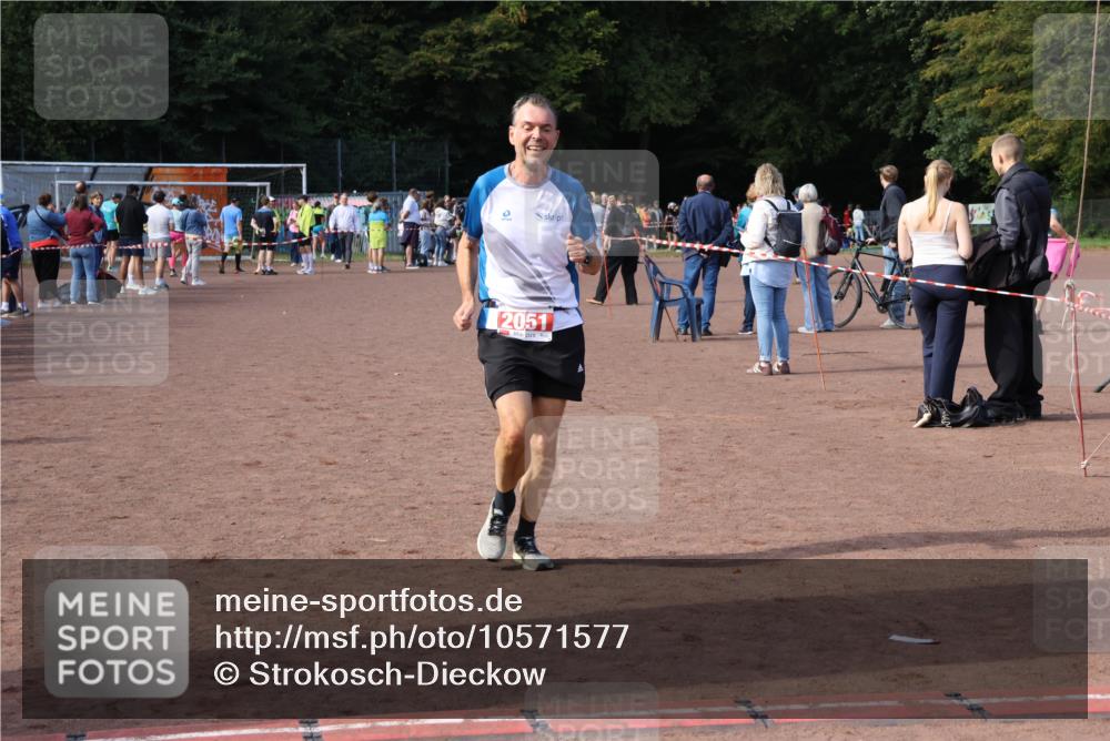 27.09.2026 - 35. Volkslauf durch das schöne Alstertal Strokosch-Dieckow http://msf.ph/oto/10571577 27.09.2026 12:19:57 Ziel 2051 meine-sportfotos.de