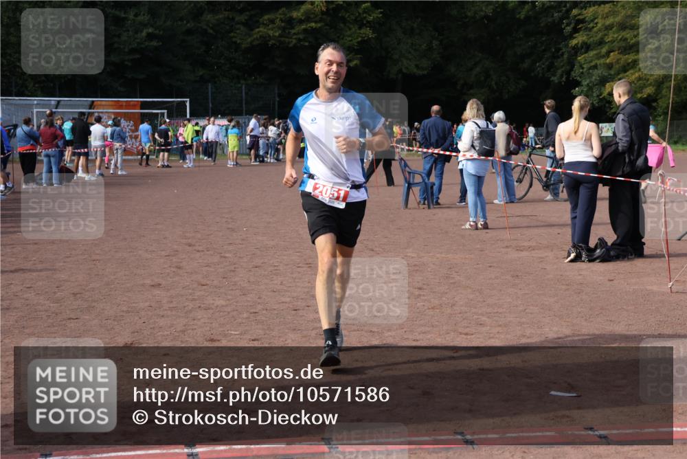 27.09.2026 - 35. Volkslauf durch das schöne Alstertal Strokosch-Dieckow http://msf.ph/oto/10571586 27.09.2026 12:19:57 Ziel 2051 meine-sportfotos.de