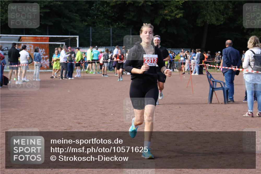 27.09.2026 - 35. Volkslauf durch das schöne Alstertal Strokosch-Dieckow http://msf.ph/oto/10571625 27.09.2026 12:20:11 Ziel 2313, 2505 meine-sportfotos.de