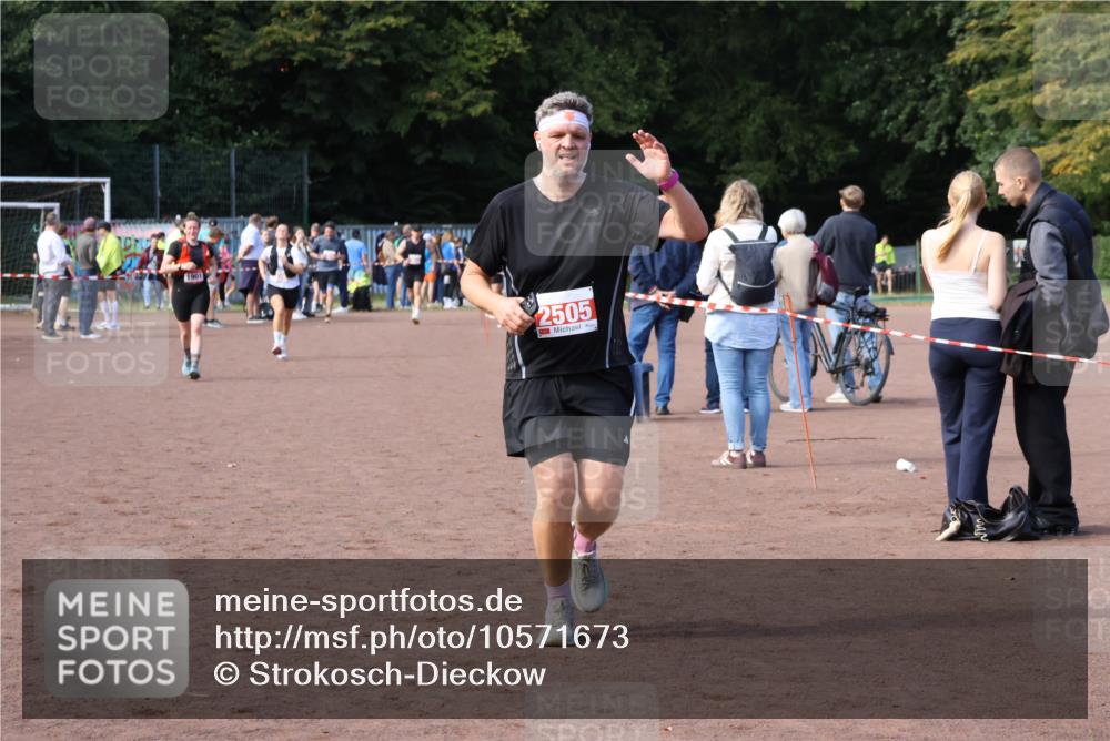 27.09.2026 - 35. Volkslauf durch das schöne Alstertal Strokosch-Dieckow http://msf.ph/oto/10571673 27.09.2026 12:20:15 Ziel 2313, 2426, 2505 meine-sportfotos.de