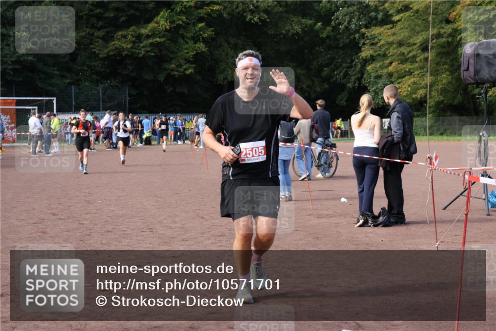 27.09.2026 - 35. Volkslauf durch das schöne Alstertal Strokosch-Dieckow http://msf.ph/oto/10571701 27.09.2026 12:20:16 Ziel 1901, 2313, 2426, 2505 meine-sportfotos.de