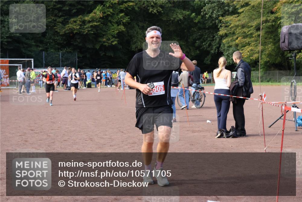 27.09.2026 - 35. Volkslauf durch das schöne Alstertal Strokosch-Dieckow http://msf.ph/oto/10571705 27.09.2026 12:20:16 Ziel 1901, 2313, 2426, 2505 meine-sportfotos.de