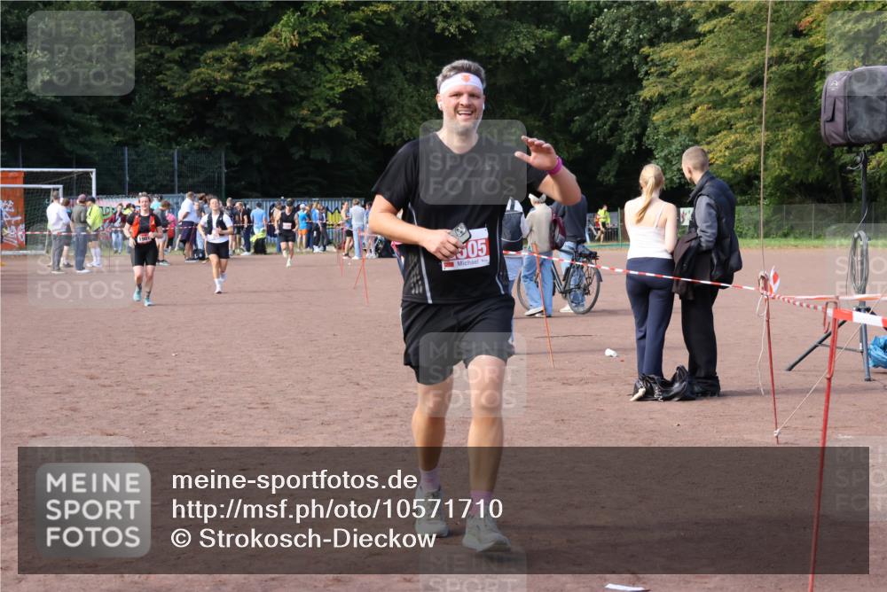 27.09.2026 - 35. Volkslauf durch das schöne Alstertal Strokosch-Dieckow http://msf.ph/oto/10571710 27.09.2026 12:20:16 Ziel 1901, 2313, 2426, 2505 meine-sportfotos.de