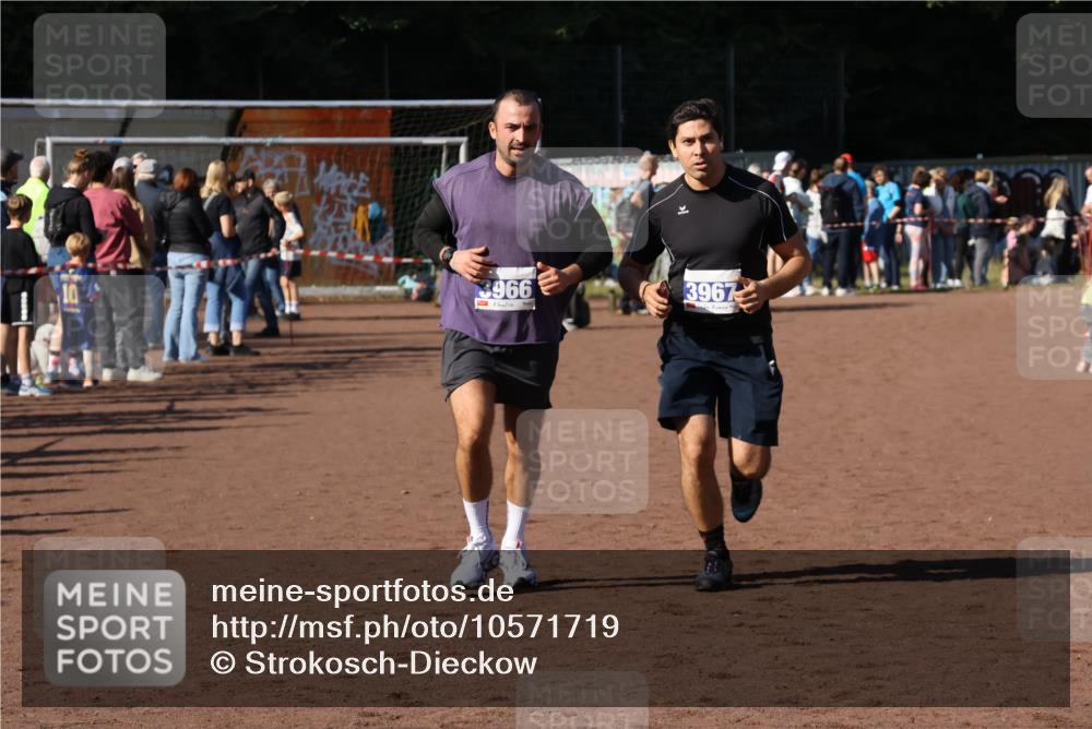 27.09.2026 - 35. Volkslauf durch das schöne Alstertal Strokosch-Dieckow http://msf.ph/oto/10571719 27.09.2026 11:21:15 Ziel 3966, 3967 meine-sportfotos.de