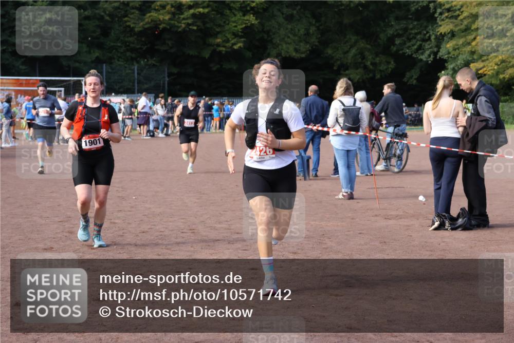 27.09.2026 - 35. Volkslauf durch das schöne Alstertal Strokosch-Dieckow http://msf.ph/oto/10571742 27.09.2026 12:20:22 Ziel 1901, 2240, 2413, 2426 meine-sportfotos.de