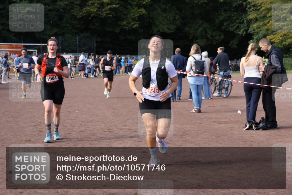 27.09.2026 - 35. Volkslauf durch das schöne Alstertal Strokosch-Dieckow http://msf.ph/oto/10571746 27.09.2026 12:20:22 Ziel 1901, 2240, 2413, 2426 meine-sportfotos.de