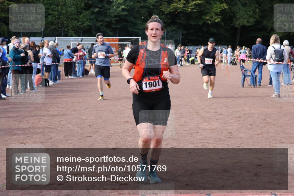 27.09.2026 - 35. Volkslauf durch das schöne Alstertal Strokosch-Dieckow http://msf.ph/oto/10571769 27.09.2026 12:20:25 Ziel 1901, 2240, 2413, 2426 meine-sportfotos.de