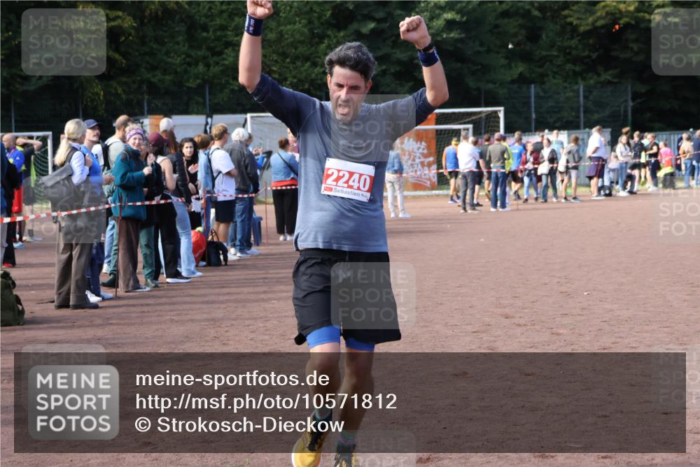 27.09.2026 - 35. Volkslauf durch das schöne Alstertal Strokosch-Dieckow http://msf.ph/oto/10571812 27.09.2026 12:20:27 Ziel 1901, 2240, 2413, 2426 meine-sportfotos.de