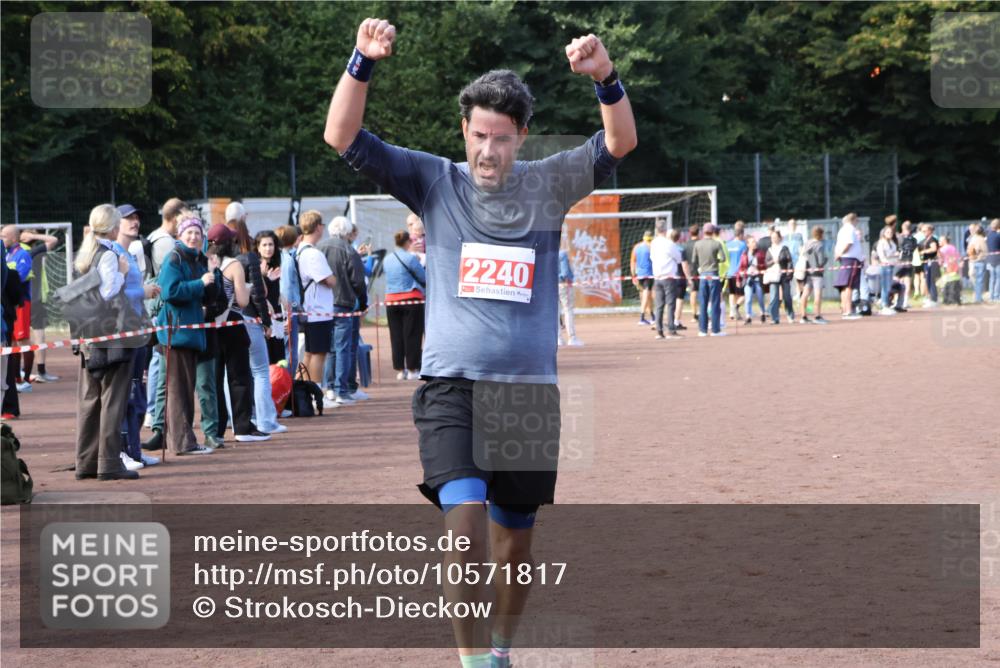 27.09.2026 - 35. Volkslauf durch das schöne Alstertal Strokosch-Dieckow http://msf.ph/oto/10571817 27.09.2026 12:20:27 Ziel 1901, 2240, 2413, 2426 meine-sportfotos.de