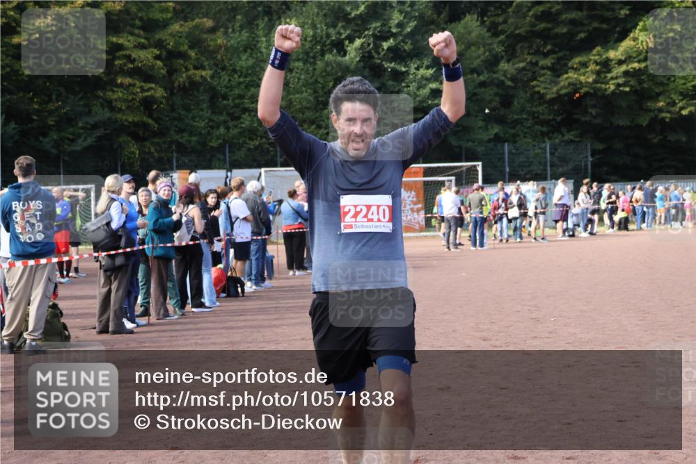 27.09.2026 - 35. Volkslauf durch das schöne Alstertal Strokosch-Dieckow http://msf.ph/oto/10571838 27.09.2026 12:20:28 Ziel 1901, 2240, 2413 meine-sportfotos.de