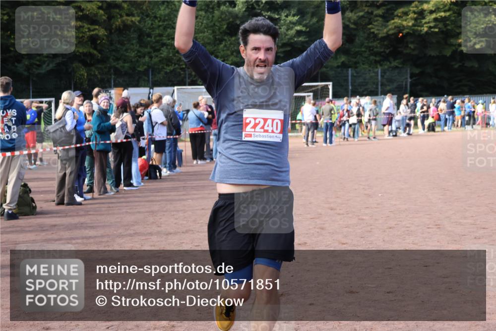 27.09.2026 - 35. Volkslauf durch das schöne Alstertal Strokosch-Dieckow http://msf.ph/oto/10571851 27.09.2026 12:20:28 Ziel 1901, 2240, 2413 meine-sportfotos.de
