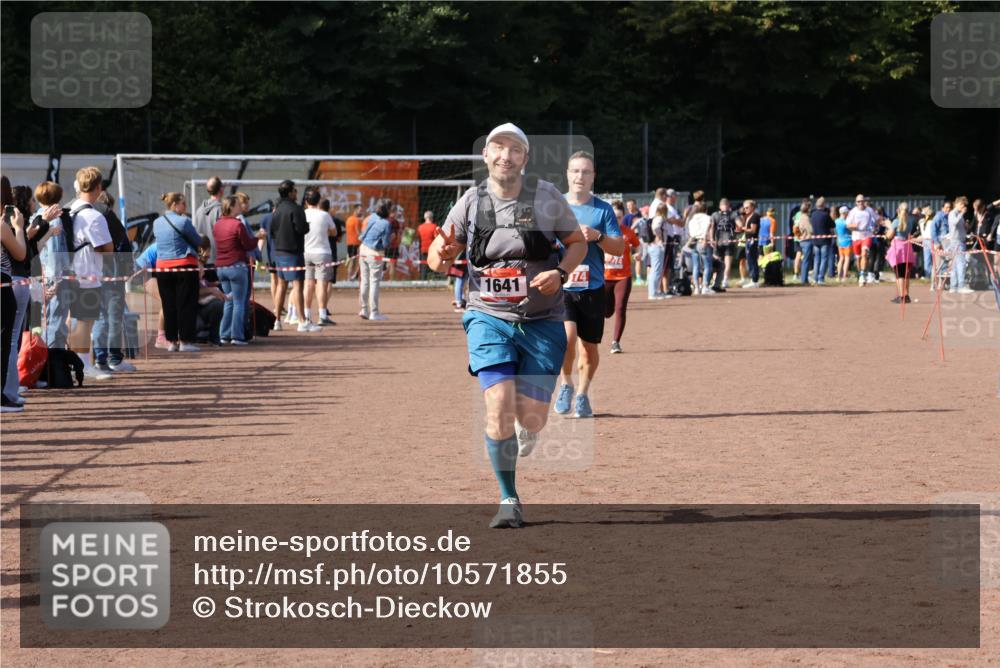 27.09.2026 - 35. Volkslauf durch das schöne Alstertal Strokosch-Dieckow http://msf.ph/oto/10571855 27.09.2026 12:20:51 Ziel 1079, 1641, 2074, 2974 meine-sportfotos.de