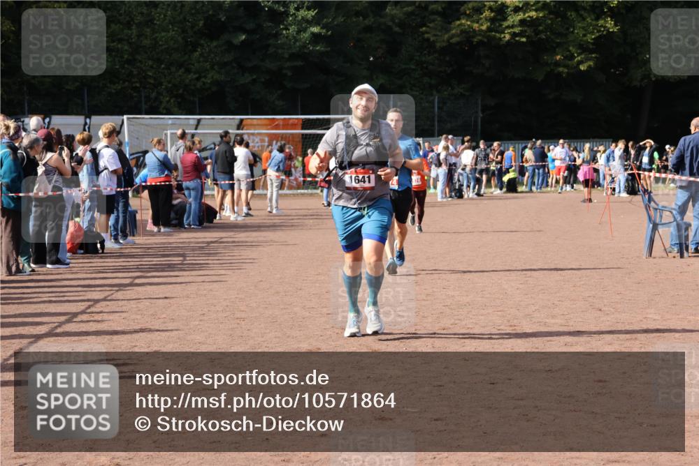 27.09.2026 - 35. Volkslauf durch das schöne Alstertal Strokosch-Dieckow http://msf.ph/oto/10571864 27.09.2026 12:20:51 Ziel 1079, 1641, 2074, 2974 meine-sportfotos.de