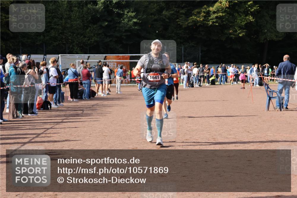 27.09.2026 - 35. Volkslauf durch das schöne Alstertal Strokosch-Dieckow http://msf.ph/oto/10571869 27.09.2026 12:20:51 Ziel 1079, 1641, 2074, 2974 meine-sportfotos.de