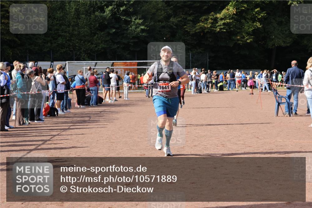 27.09.2026 - 35. Volkslauf durch das schöne Alstertal Strokosch-Dieckow http://msf.ph/oto/10571889 27.09.2026 12:20:51 Ziel 1079, 1641, 2074, 2974 meine-sportfotos.de