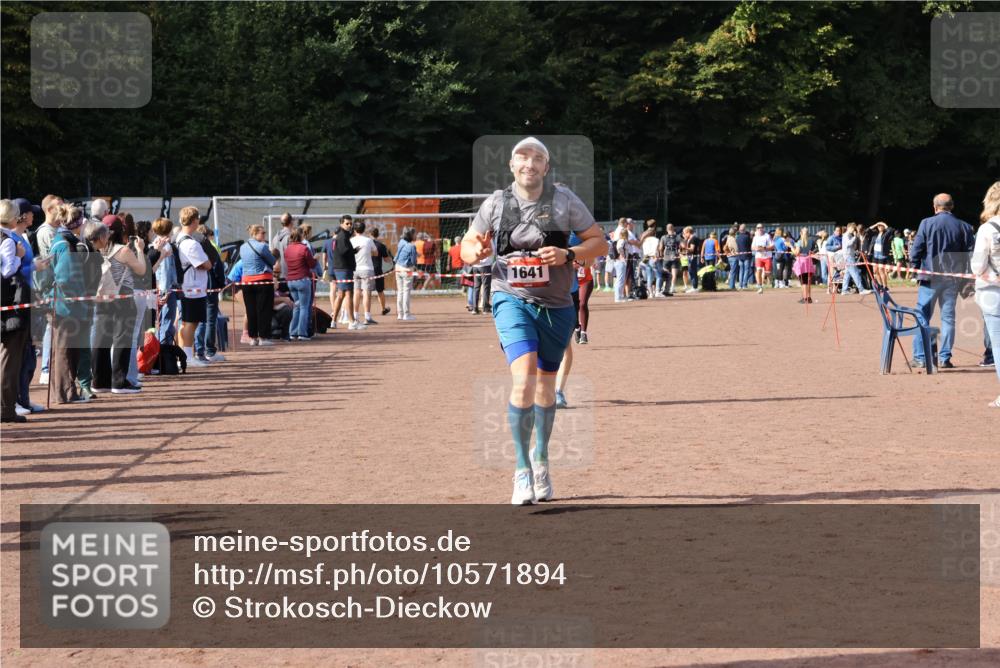 27.09.2026 - 35. Volkslauf durch das schöne Alstertal Strokosch-Dieckow http://msf.ph/oto/10571894 27.09.2026 12:20:51 Ziel 1079, 1641, 2074, 2974 meine-sportfotos.de