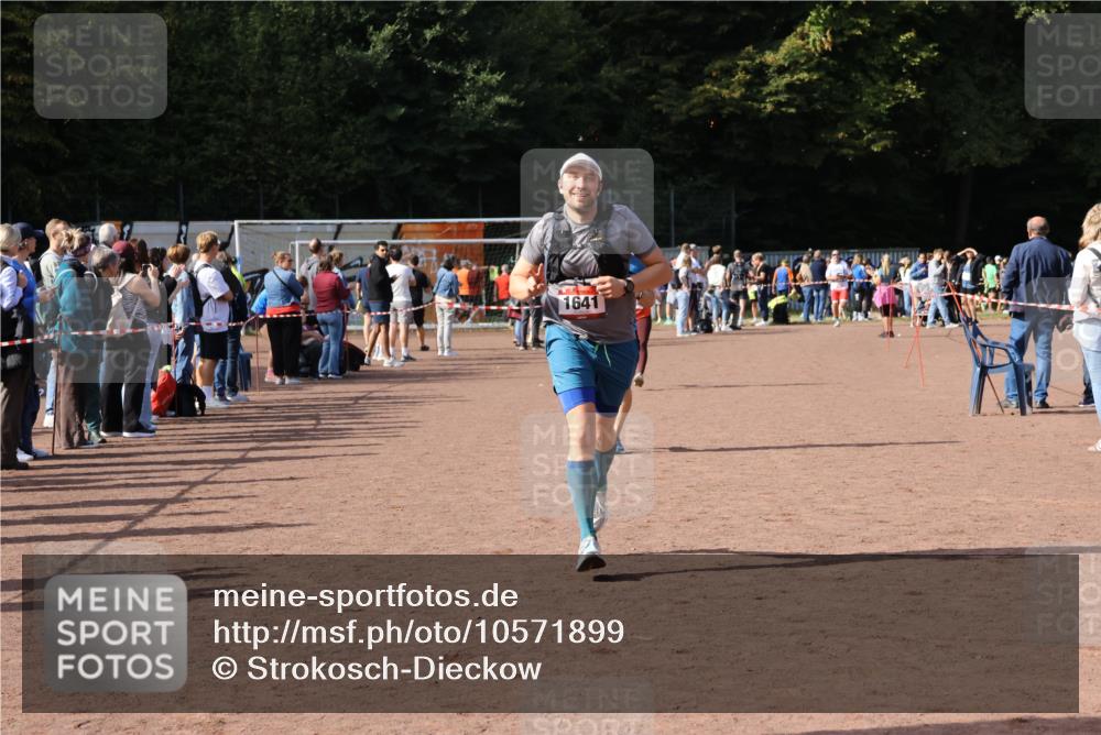 27.09.2026 - 35. Volkslauf durch das schöne Alstertal Strokosch-Dieckow http://msf.ph/oto/10571899 27.09.2026 12:20:51 Ziel 1079, 1641, 2074, 2974 meine-sportfotos.de