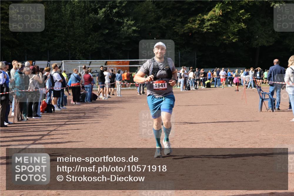 27.09.2026 - 35. Volkslauf durch das schöne Alstertal Strokosch-Dieckow http://msf.ph/oto/10571918 27.09.2026 12:20:52 Ziel 1079, 1641, 2074, 2974 meine-sportfotos.de