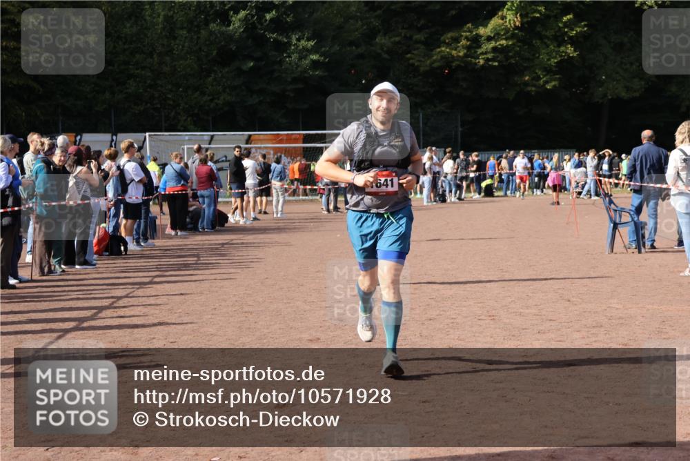 27.09.2026 - 35. Volkslauf durch das schöne Alstertal Strokosch-Dieckow http://msf.ph/oto/10571928 27.09.2026 12:20:52 Ziel 1079, 1641, 2074, 2974 meine-sportfotos.de