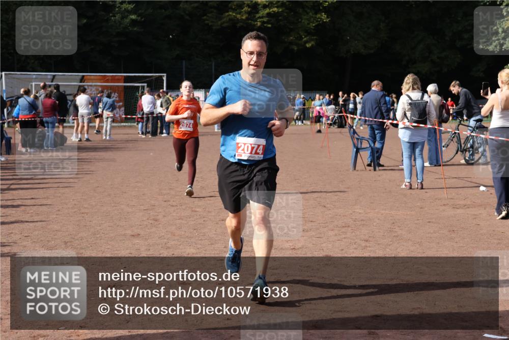 27.09.2026 - 35. Volkslauf durch das schöne Alstertal Strokosch-Dieckow http://msf.ph/oto/10571938 27.09.2026 12:20:55 Ziel 1079, 1641, 2074, 2974 meine-sportfotos.de