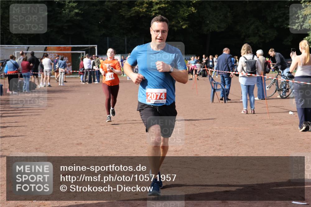 27.09.2026 - 35. Volkslauf durch das schöne Alstertal Strokosch-Dieckow http://msf.ph/oto/10571957 27.09.2026 12:20:55 Ziel 1079, 1641, 2074, 2974 meine-sportfotos.de