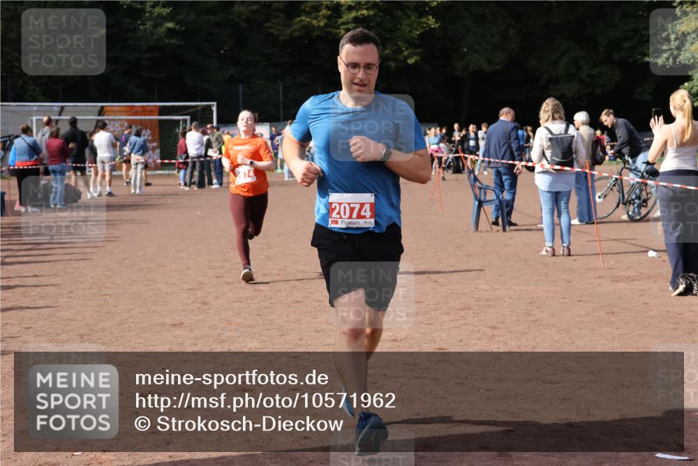 27.09.2026 - 35. Volkslauf durch das schöne Alstertal Strokosch-Dieckow http://msf.ph/oto/10571962 27.09.2026 12:20:55 Ziel 1079, 1641, 2074, 2974 meine-sportfotos.de
