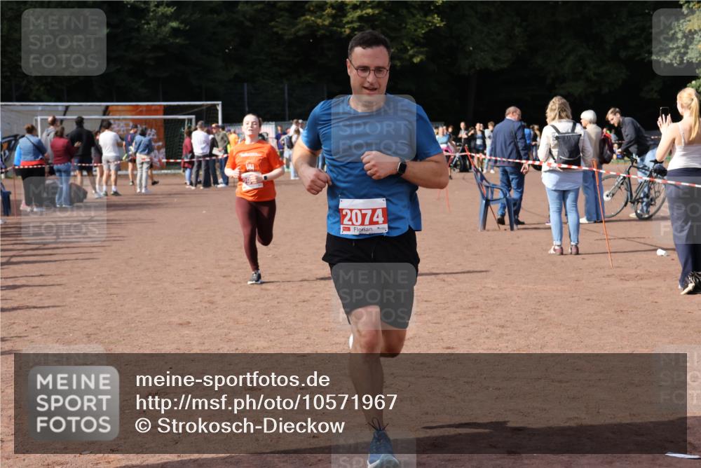 27.09.2026 - 35. Volkslauf durch das schöne Alstertal Strokosch-Dieckow http://msf.ph/oto/10571967 27.09.2026 12:20:55 Ziel 1079, 1641, 2074, 2974 meine-sportfotos.de