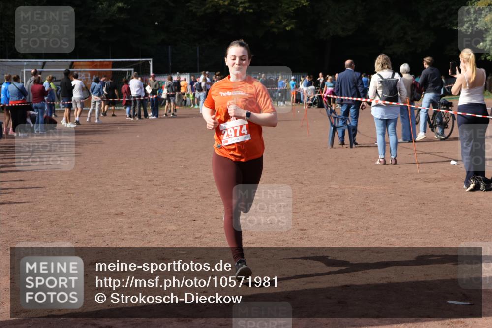 27.09.2026 - 35. Volkslauf durch das schöne Alstertal Strokosch-Dieckow http://msf.ph/oto/10571981 27.09.2026 12:20:57 Ziel 1079, 1641, 2074, 2974 meine-sportfotos.de