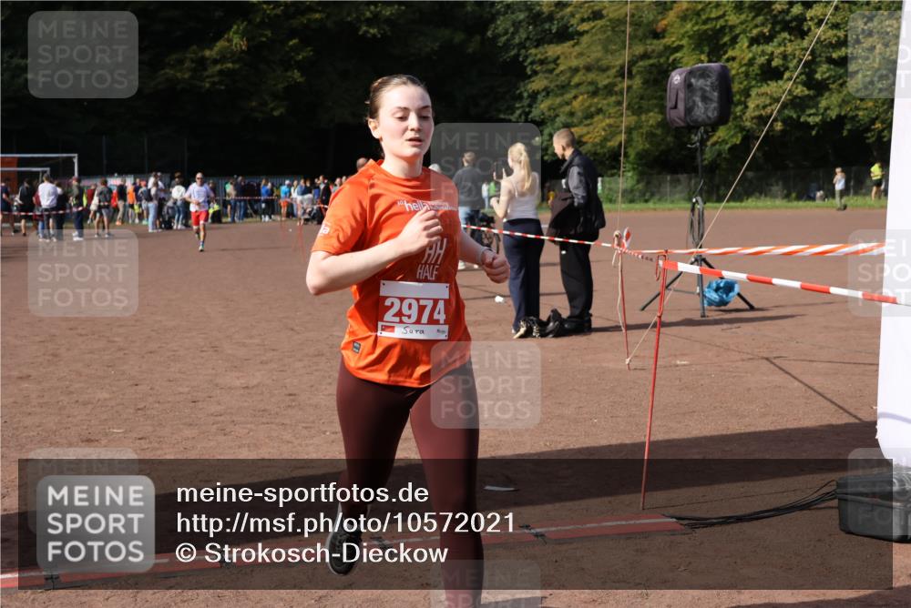 27.09.2026 - 35. Volkslauf durch das schöne Alstertal Strokosch-Dieckow http://msf.ph/oto/10572021 27.09.2026 12:20:58 Ziel 2074, 2974 meine-sportfotos.de