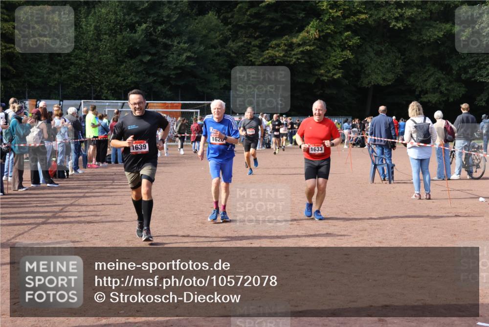 27.09.2026 - 35. Volkslauf durch das schöne Alstertal Strokosch-Dieckow http://msf.ph/oto/10572078 27.09.2026 12:21:28 Ziel 1620, 1633, 1635, 1639, 1640 meine-sportfotos.de