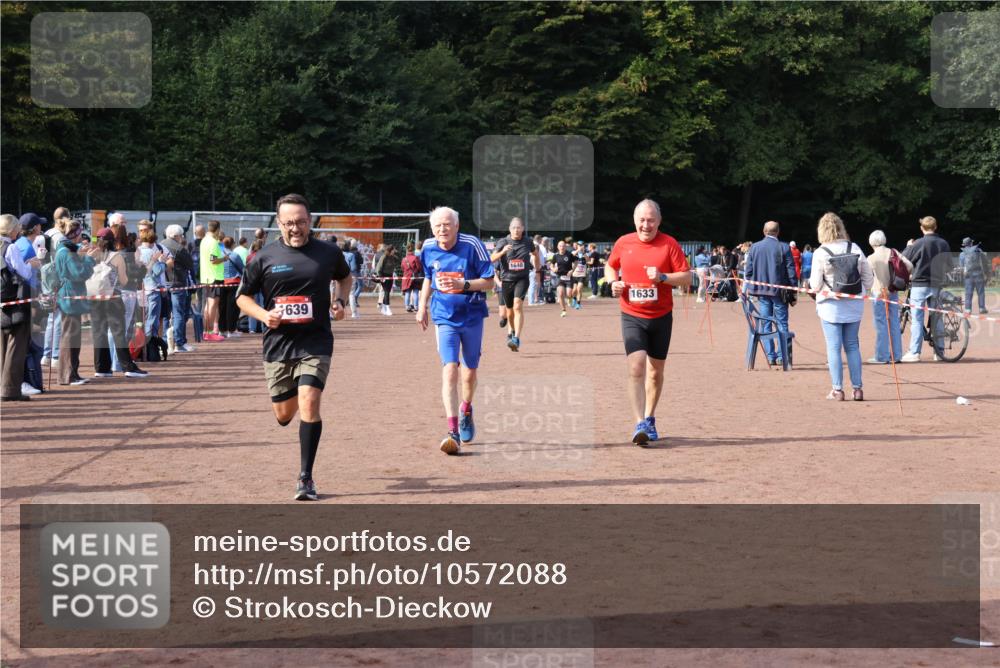27.09.2026 - 35. Volkslauf durch das schöne Alstertal Strokosch-Dieckow http://msf.ph/oto/10572088 27.09.2026 12:21:28 Ziel 1620, 1633, 1635, 1639, 1640 meine-sportfotos.de