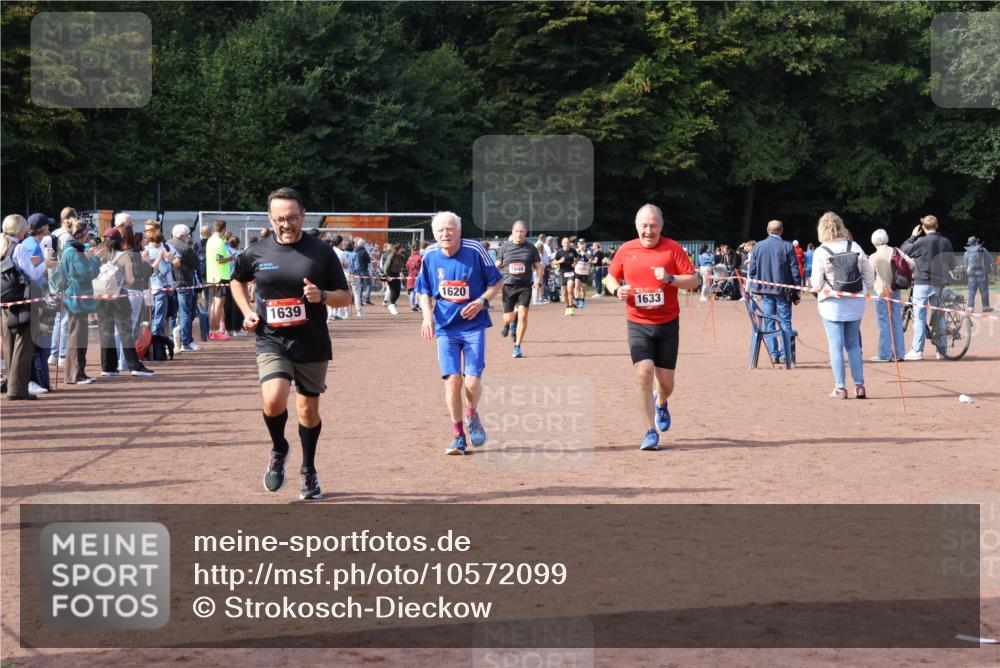 27.09.2026 - 35. Volkslauf durch das schöne Alstertal Strokosch-Dieckow http://msf.ph/oto/10572099 27.09.2026 12:21:29 Ziel 1620, 1633, 1635, 1639, 1640 meine-sportfotos.de