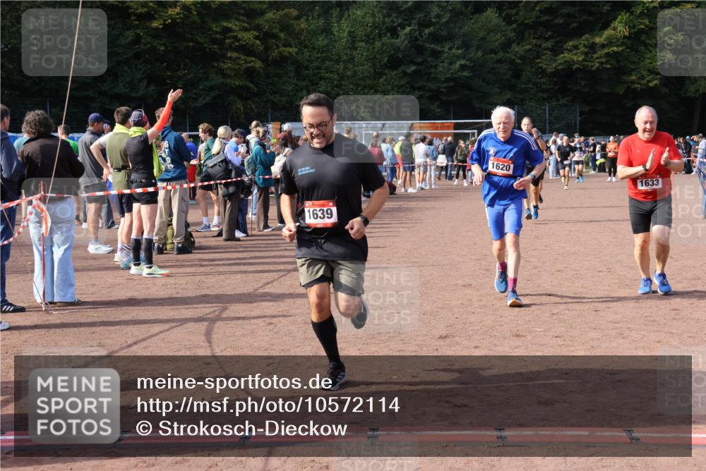27.09.2026 - 35. Volkslauf durch das schöne Alstertal Strokosch-Dieckow http://msf.ph/oto/10572114 27.09.2026 12:21:29 Ziel 1620, 1633, 1635, 1639, 1640 meine-sportfotos.de