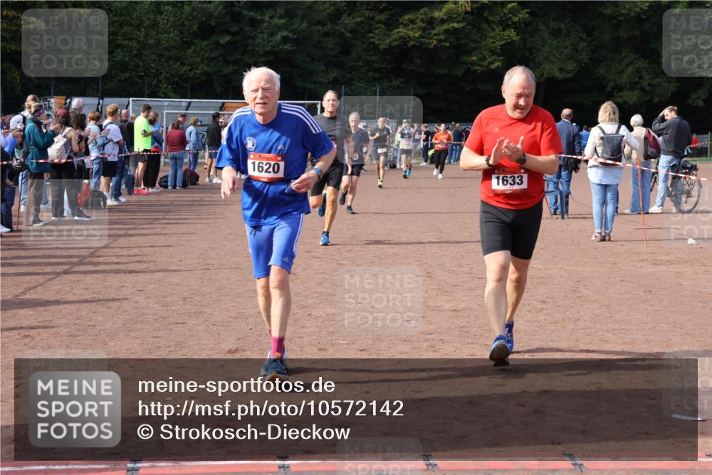 27.09.2026 - 35. Volkslauf durch das schöne Alstertal Strokosch-Dieckow http://msf.ph/oto/10572142 27.09.2026 12:21:31 Ziel 1615, 1620, 1633, 1635, 1639, 1640 meine-sportfotos.de