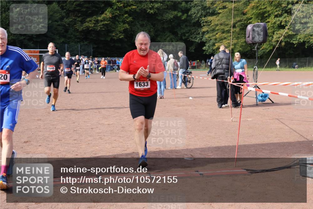 27.09.2026 - 35. Volkslauf durch das schöne Alstertal Strokosch-Dieckow http://msf.ph/oto/10572155 27.09.2026 12:21:31 Ziel 1615, 1620, 1633, 1635, 1639, 1640 meine-sportfotos.de