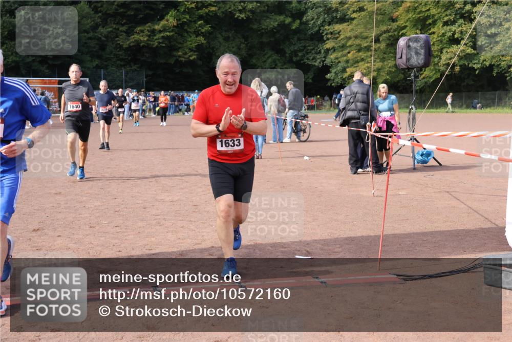 27.09.2026 - 35. Volkslauf durch das schöne Alstertal Strokosch-Dieckow http://msf.ph/oto/10572160 27.09.2026 12:21:32 Ziel 1615, 1620, 1633, 1635, 1639, 1640 meine-sportfotos.de