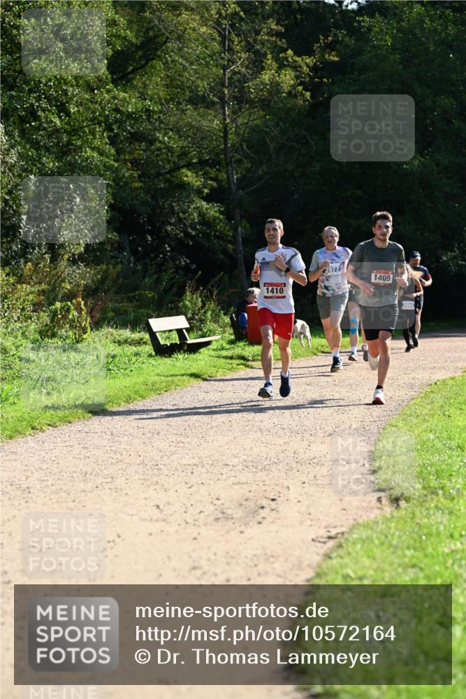 27.09.2026 - 35. Volkslauf durch das schöne Alstertal Dr. Thomas Lammeyer http://msf.ph/oto/10572164 27.09.2026 11:22:16 Laufen 1410, 3977, 1409 meine-sportfotos.de