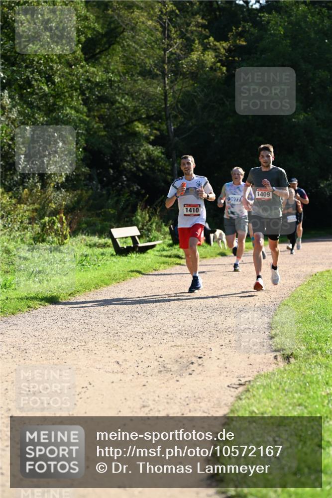 27.09.2026 - 35. Volkslauf durch das schöne Alstertal Dr. Thomas Lammeyer http://msf.ph/oto/10572167 27.09.2026 11:22:16 Laufen 1410, 3977, 1409 meine-sportfotos.de