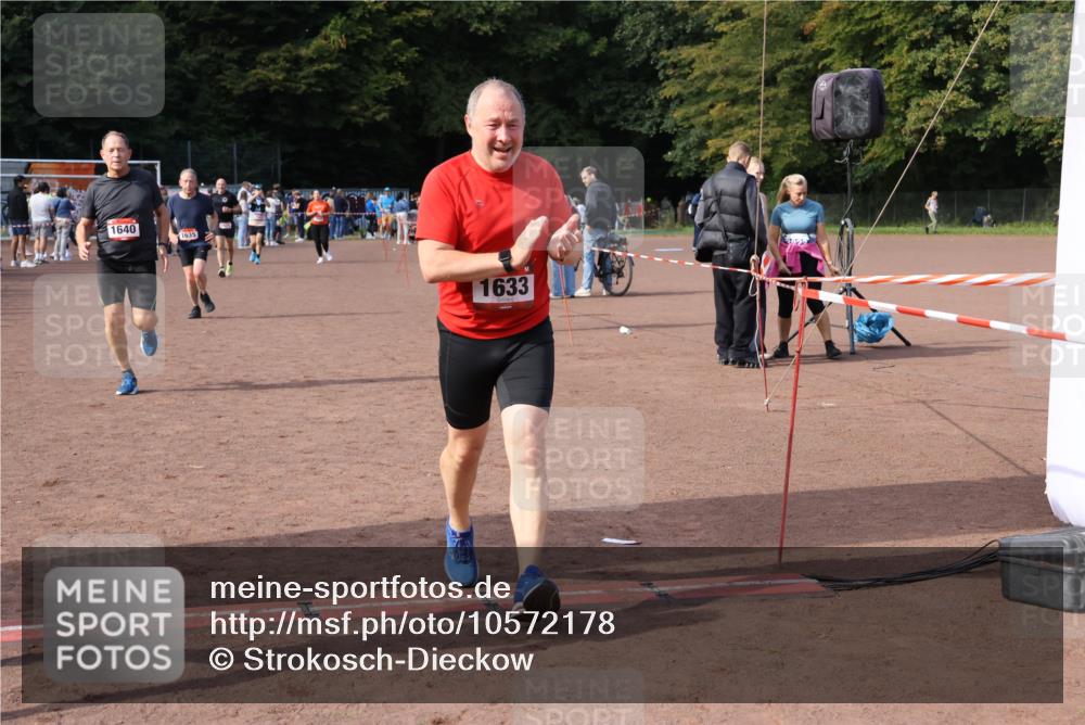 27.09.2026 - 35. Volkslauf durch das schöne Alstertal Strokosch-Dieckow http://msf.ph/oto/10572178 27.09.2026 12:21:32 Ziel 1615, 1620, 1633, 1635, 1639, 1640 meine-sportfotos.de