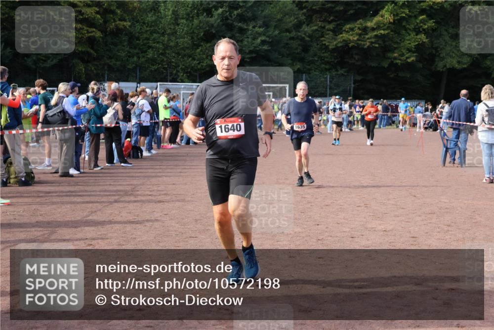 27.09.2026 - 35. Volkslauf durch das schöne Alstertal Strokosch-Dieckow http://msf.ph/oto/10572198 27.09.2026 12:21:33 Ziel 1615, 1620, 1633, 1635, 1639, 1640 meine-sportfotos.de
