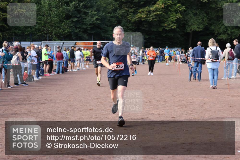 27.09.2026 - 35. Volkslauf durch das schöne Alstertal Strokosch-Dieckow http://msf.ph/oto/10572216 27.09.2026 12:21:36 Ziel 1059, 1615, 1622, 1635, 1640 meine-sportfotos.de
