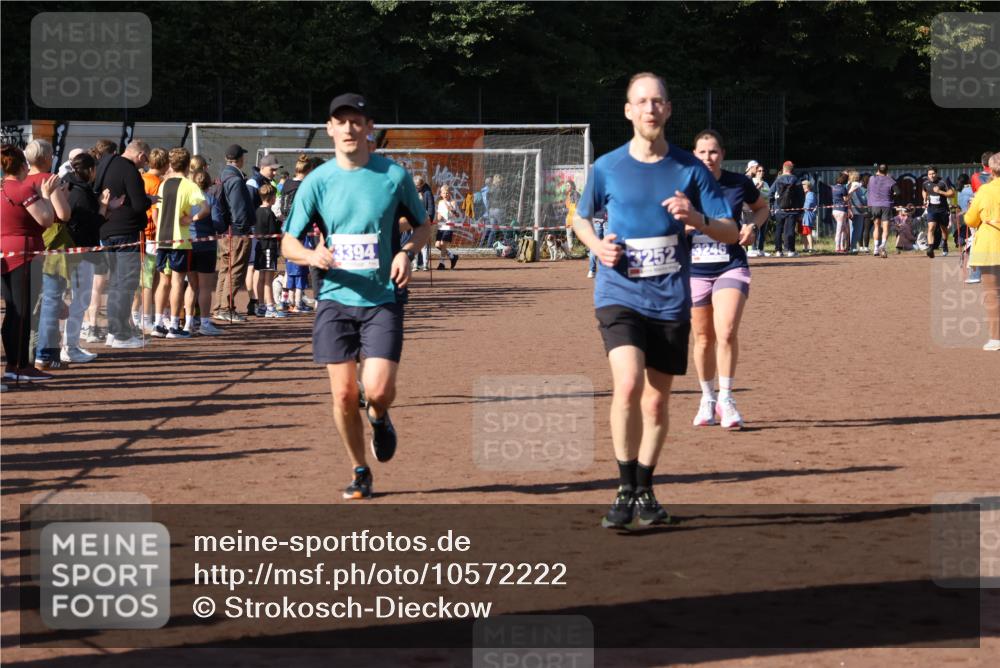 27.09.2026 - 35. Volkslauf durch das schöne Alstertal Strokosch-Dieckow http://msf.ph/oto/10572222 27.09.2026 11:21:02 Ziel 3184, 3246, 3252, 3269, 3394 meine-sportfotos.de
