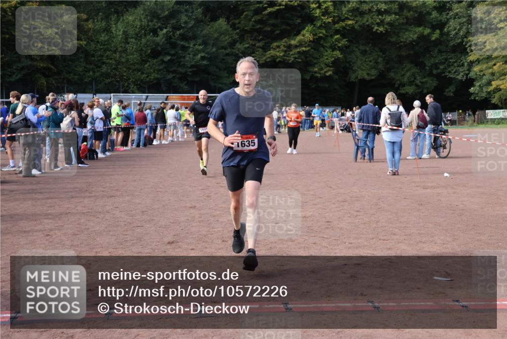 27.09.2026 - 35. Volkslauf durch das schöne Alstertal Strokosch-Dieckow http://msf.ph/oto/10572226 27.09.2026 12:21:36 Ziel 1059, 1615, 1622, 1635, 1640 meine-sportfotos.de