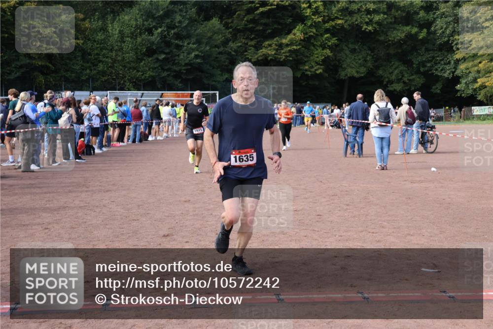 27.09.2026 - 35. Volkslauf durch das schöne Alstertal Strokosch-Dieckow http://msf.ph/oto/10572242 27.09.2026 12:21:37 Ziel 1059, 1615, 1622, 1635, 1640 meine-sportfotos.de