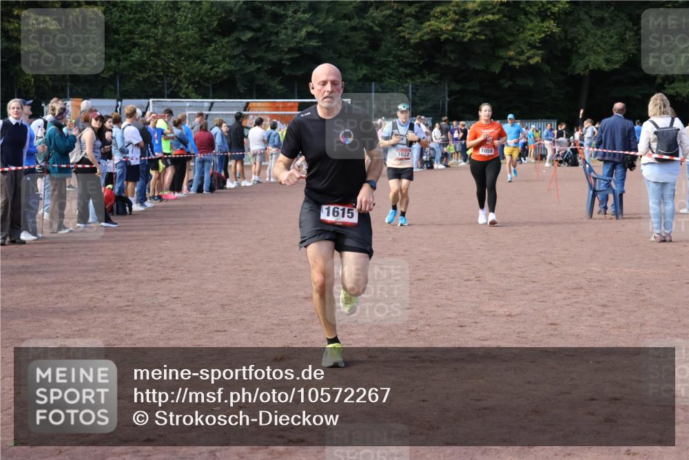 27.09.2026 - 35. Volkslauf durch das schöne Alstertal Strokosch-Dieckow http://msf.ph/oto/10572267 27.09.2026 12:21:39 Ziel 1059, 1615, 1622, 1635 meine-sportfotos.de