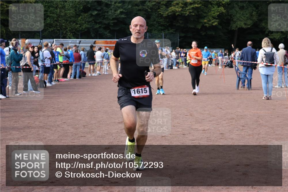 27.09.2026 - 35. Volkslauf durch das schöne Alstertal Strokosch-Dieckow http://msf.ph/oto/10572293 27.09.2026 12:21:39 Ziel 1059, 1615, 1622, 1635 meine-sportfotos.de