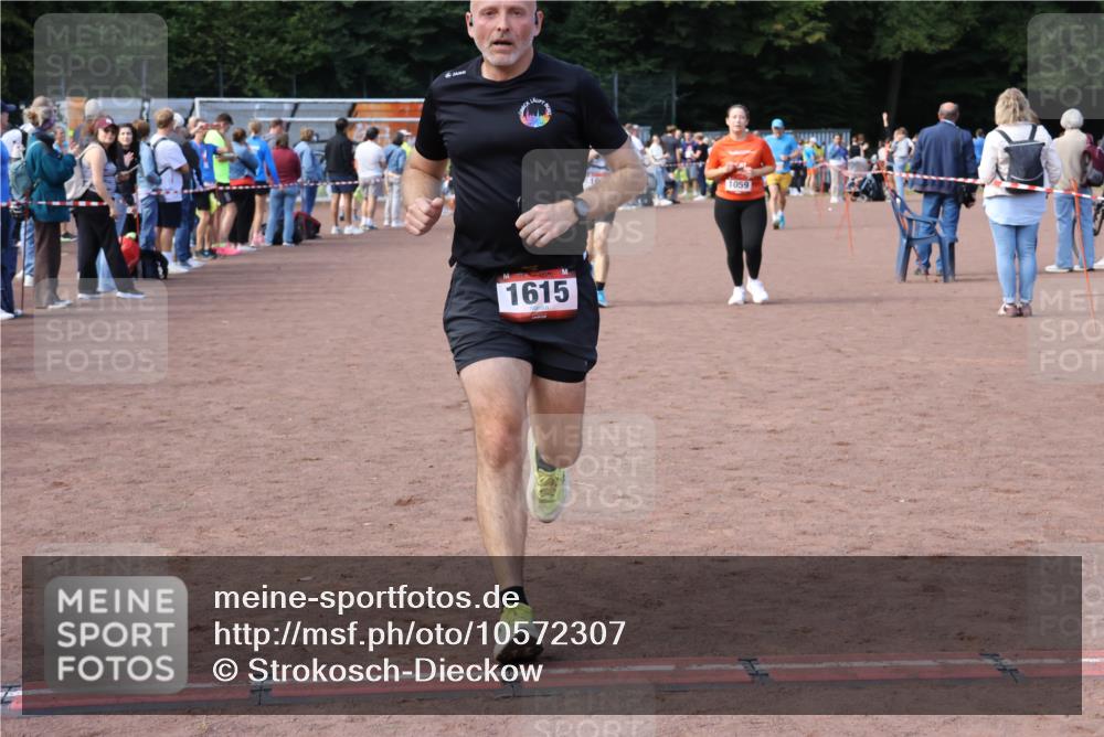 27.09.2026 - 35. Volkslauf durch das schöne Alstertal Strokosch-Dieckow http://msf.ph/oto/10572307 27.09.2026 12:21:39 Ziel 1059, 1615, 1622, 1635 meine-sportfotos.de